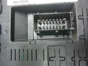 Foto de CAJA RELES / FUSIBLES PEUGEOT PARTNER TEPEE 1.6 16V HDi CAT (9HT / DV6BTED4) (75 CV / 55 KW) referencia 966405878001 foto 8
