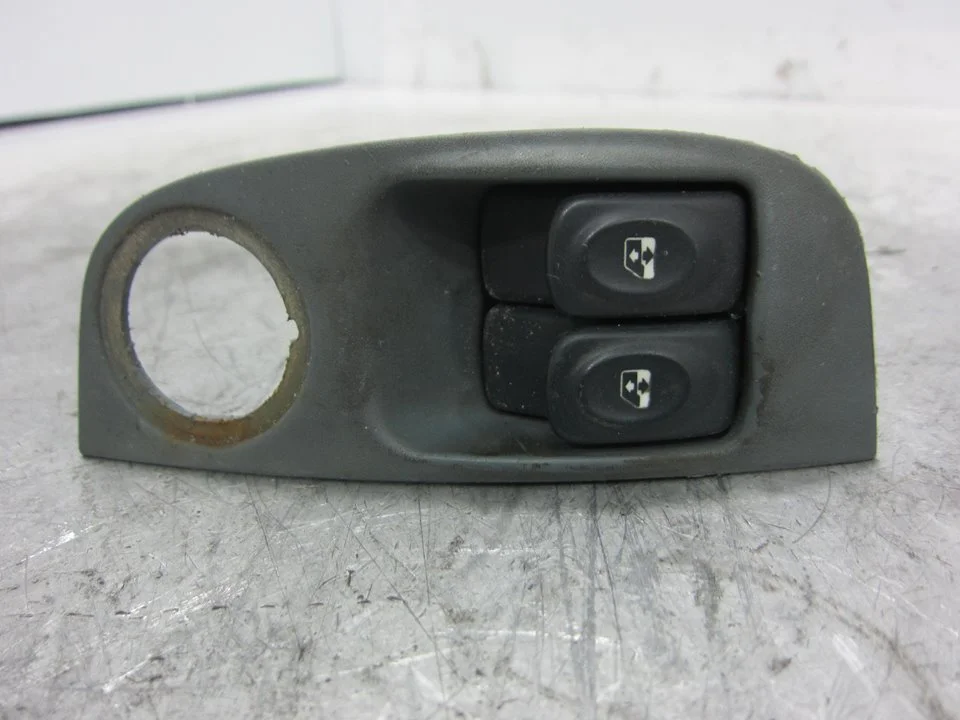 Foto de MANDO ELEVALUNAS DELANTERO IZQUIERDO RENAULT MEGANE I CLASSIC (LA0) 2.0 CAT (109 CV / 80 KW) referencia R207730D
