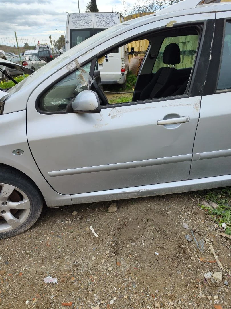 Foto de PUERTA DELANTERA IZQUIERDA PEUGEOT 307 BREAK/ SW (S2) 2.0 16V HDi FAP CAT (RHR / DW10BTED4) (136 CV / 100 KW)