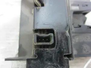 Foto de CERRADURA MALETERO / PORTON VOLKSWAGEN GOLF IV BERLINA (1J1)(10.1997) referencia 1J6827505B foto 3
