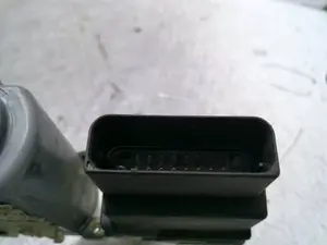 Foto de MOTOR ELEVALUNAS TRASERO DERECHO SKODA OCTAVIA COMBI (1Z5) 1.9 TDI (105 CV / 77 KW) referencia 996644100 foto 2