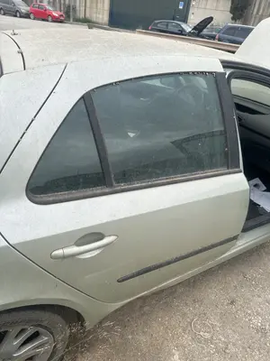 Foto de PUERTA TRASERA DERECHA RENAULT LAGUNA II (BG0) 2.0  (135 CV / 99 KW) referencia 7751472441