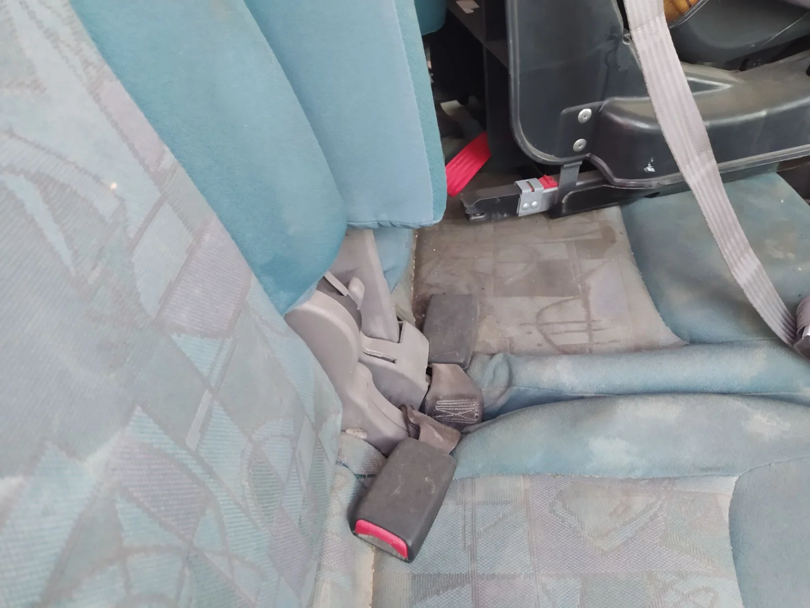 Foto de ENGANCHE CINTURON TRASERO DERECHO NISSAN ALMERA TINO (V10M) 1.8 16V CAT (114 CV / 84 KW)