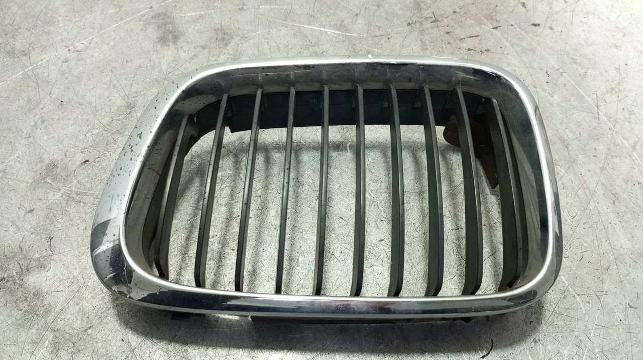Foto de REJILLA DELANTERA BMW SERIE 3 BERLINA (E46) 2.0 16V Diesel CAT (136 CV / 100 KW) referencia 511381950550
