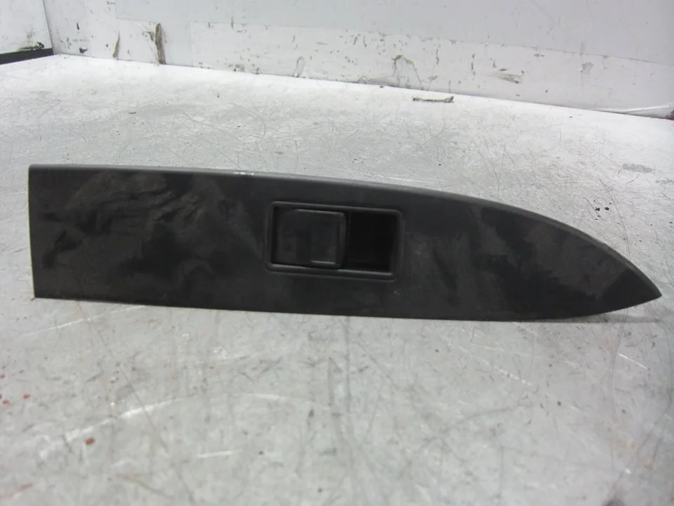 Foto de MANDO ELEVALUNAS TRASERO DERECHO TOYOTA AVENSIS CROSS SPORT (T27) 1.8 16V CAT (147 CV / 108 KW) referencia 7427105110