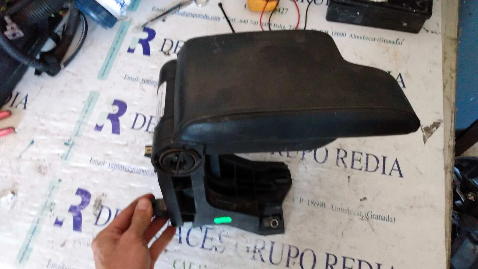Foto de APOYABRAZOS CENTRAL BMW SERIE 3 BERLINA (E46) 3.0 24V Turbodiesel CAT (184 CV / 135 KW) referencia 51168213632