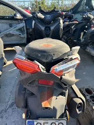 Foto de PILOTO TRASERO IZQUIERDO YAMAHA X-MAX 300 292 cm3 - 20.6 kW (0 CV / 0 KW) foto 2