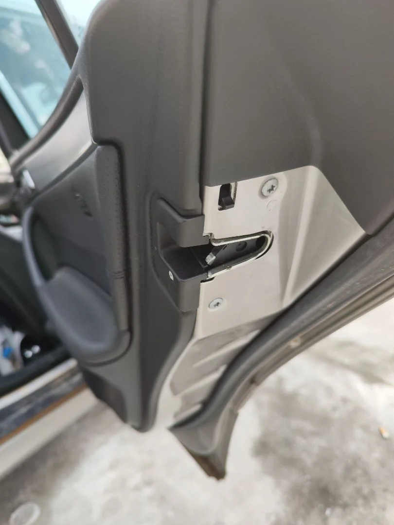 Foto de CERRADURA PUERTA TRASERA DERECHA MERCEDES-BENZ CLASE C (BM 203) BERLINA 3.0 CDI CAT (224 CV / 165 KW)