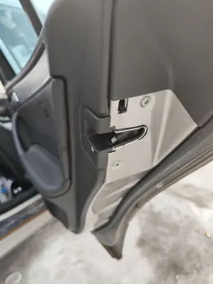 Foto de CERRADURA PUERTA TRASERA DERECHA MERCEDES-BENZ CLASE C (BM 203) BERLINA 3.0 CDI CAT (224 CV / 165 KW)