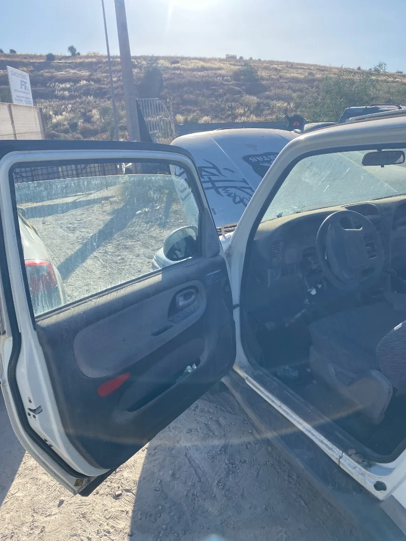 Foto de GOMAS CONTORNO PUERTA SSANGYONG KORANDO 2.9 Turbodiesel CAT (120 CV / 88 KW)