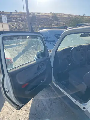 Foto de GOMAS CONTORNO PUERTA SSANGYONG KORANDO 2.9 Turbodiesel CAT (120 CV / 88 KW)