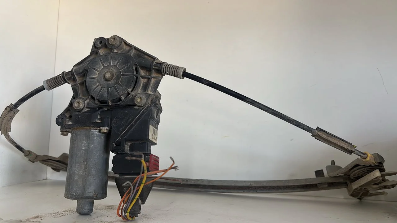 Foto de MOTOR ELEVALUNAS DELANTERO IZQUIERDO PEUGEOT 406 BERLINA (S1/S2) referencia 0130821674 194543106