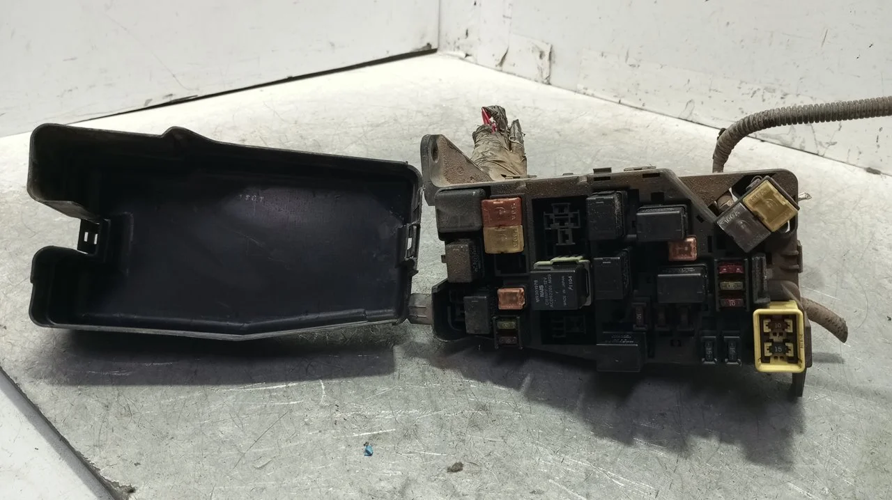 Foto de CAJA RELES / FUSIBLES MITSUBISHI GALANT BERLINA (E50) 2.5 V6 CAT (170 CV / 125 KW) referencia 10128762