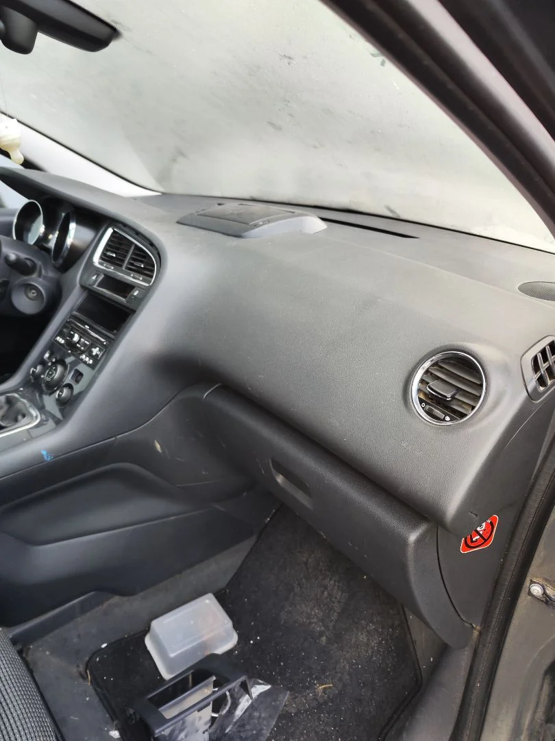 Foto de SALPICADERO PEUGEOT 5008 1.6 HDi FAP CAT (9HZ / DV6TED4) (109 CV / 80 KW) referencia 824776