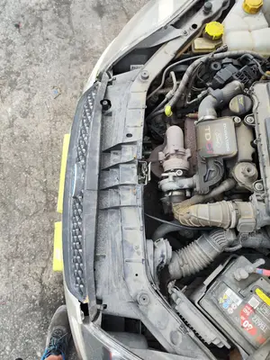 Foto de PANEL FRONTAL FORD FIESTA (CBK) 1.4 TDCi CAT (68 CV / 50 KW)