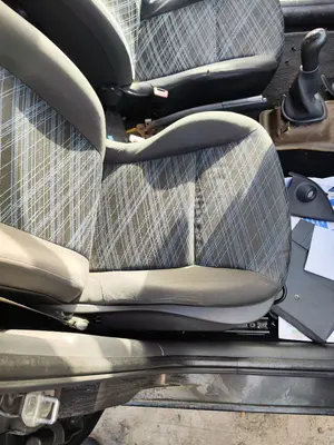 Foto de ASIENTO DELANTERO DERECHO RENAULT CLIO III 1.2 16V (75 CV / 55 KW)