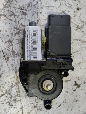 Foto de MOTOR ELEVALUNAS DELANTERO IZQUIERDO VOLKSWAGEN GOLF IV BERLINA (1J1)(10.1997) 1.6 (101 CV / 74 KW) referencia 130821765 foto 1