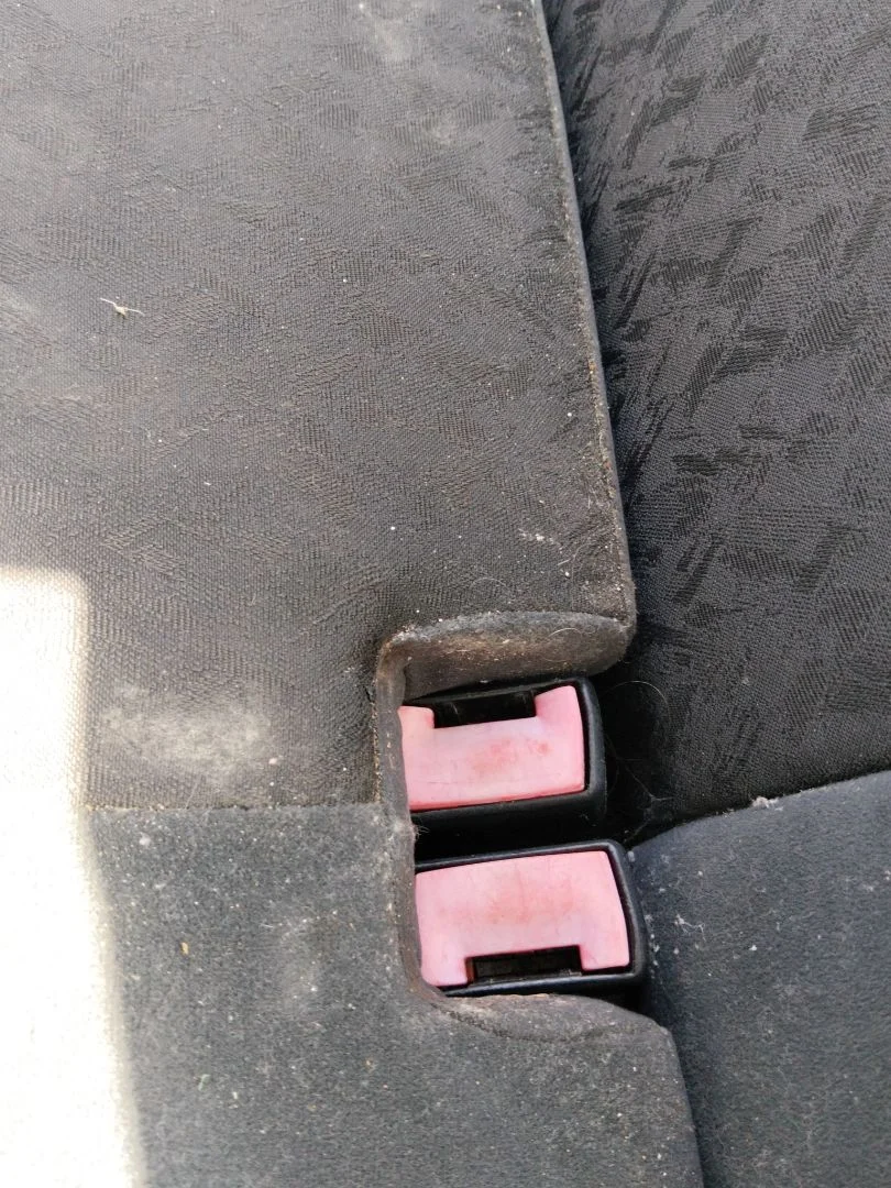 Foto de ENGANCHE CINTURON TRASERO DERECHO FORD FOCUS BERLINA (CAK) 1.6 16V CAT (101 CV / 74 KW)