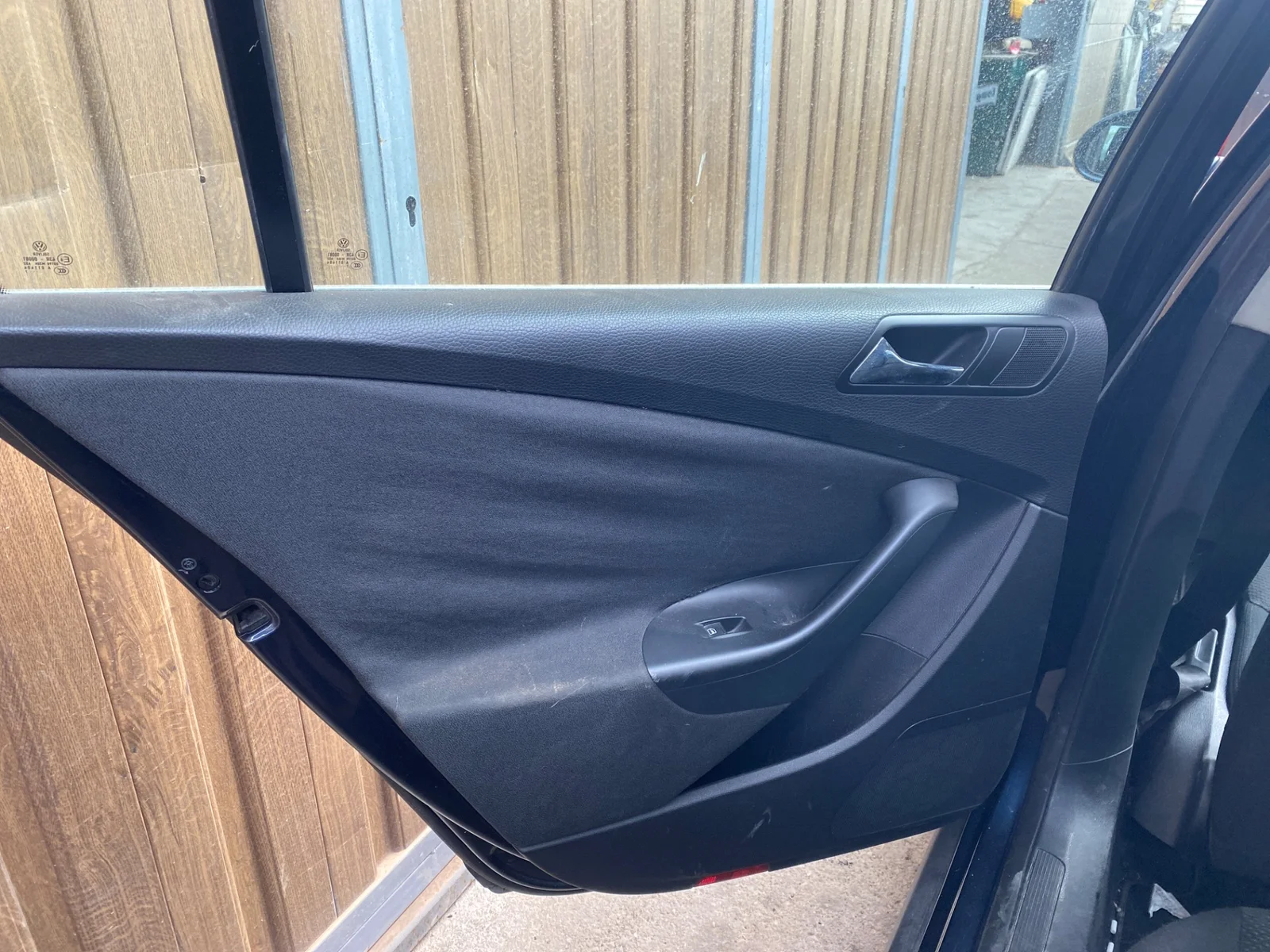 Foto de GUARNECIDO PUERTA TRASERA IZQUIERDA VOLKSWAGEN PASSAT BERLINA (3C2) 2.0 TDI (140 CV / 103 KW) referencia 3C5867211JJFKZ