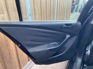 Foto de GUARNECIDO PUERTA TRASERA IZQUIERDA VOLKSWAGEN PASSAT BERLINA (3C2) 2.0 TDI (140 CV / 103 KW) referencia 3C5867211JJFKZ