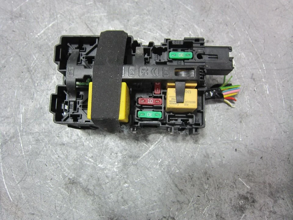Foto de CAJA RELES / FUSIBLES PEUGEOT 208 1.2 12V e-VTi / PureTech (81 CV / 60 KW) referencia 9812661980