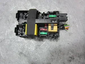 Foto de CAJA RELES / FUSIBLES PEUGEOT 208 1.2 12V e-VTi / PureTech (81 CV / 60 KW) referencia 9812661980