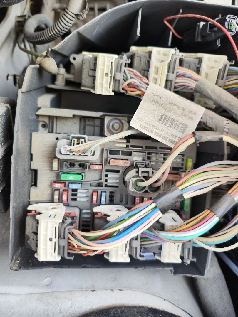 Foto de CAJA RELES / FUSIBLES CITROEN BERLINGO FURGÓN 1.6 16V HDi FAP (75 CV / 55 KW)