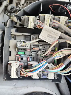 Foto de CAJA RELES / FUSIBLES CITROEN BERLINGO FURGÓN 1.6 16V HDi FAP (75 CV / 55 KW)