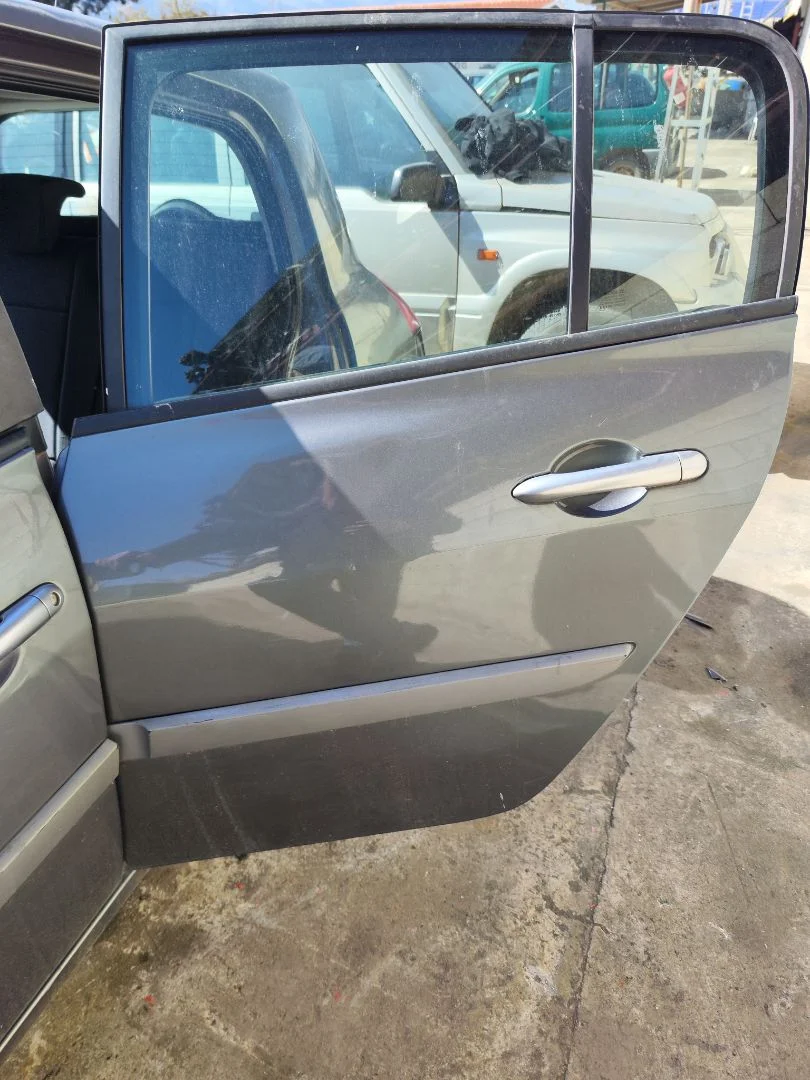 Foto de PUERTA TRASERA IZQUIERDA RENAULT MEGANE II BERLINA 5P 1.5 dCi Diesel (101 CV / 74 KW) referencia 7751473732