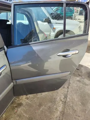 Foto de PUERTA TRASERA IZQUIERDA RENAULT MEGANE II BERLINA 5P 1.5 dCi Diesel (101 CV / 74 KW) referencia 7751473732