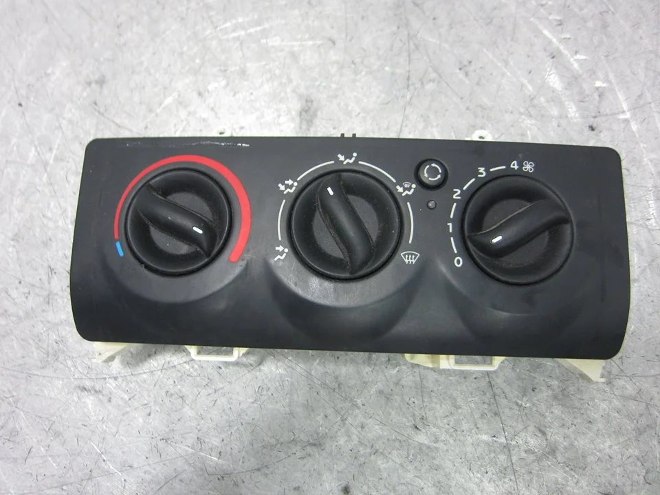 Foto de MANDO CALEFACCION / AIRE ACONDICIONADO RENAULT CLIO II FASE II (B/CB0) 1.2 (58 CV / 43 KW) referencia 8200147157