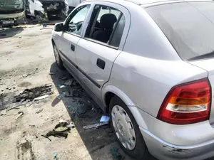 Foto de PUERTA TRASERA IZQUIERDA OPEL ASTRA G BERLINA 1.6 CAT (Z 16 SE / L55) (84 CV / 62 KW) referencia 13116455