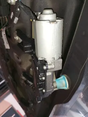 Foto de MOTOR LIMPIA TRASERO KIA PICANTO (SA) 1.1 CAT (65 CV / 48 KW) referencia 9870007000