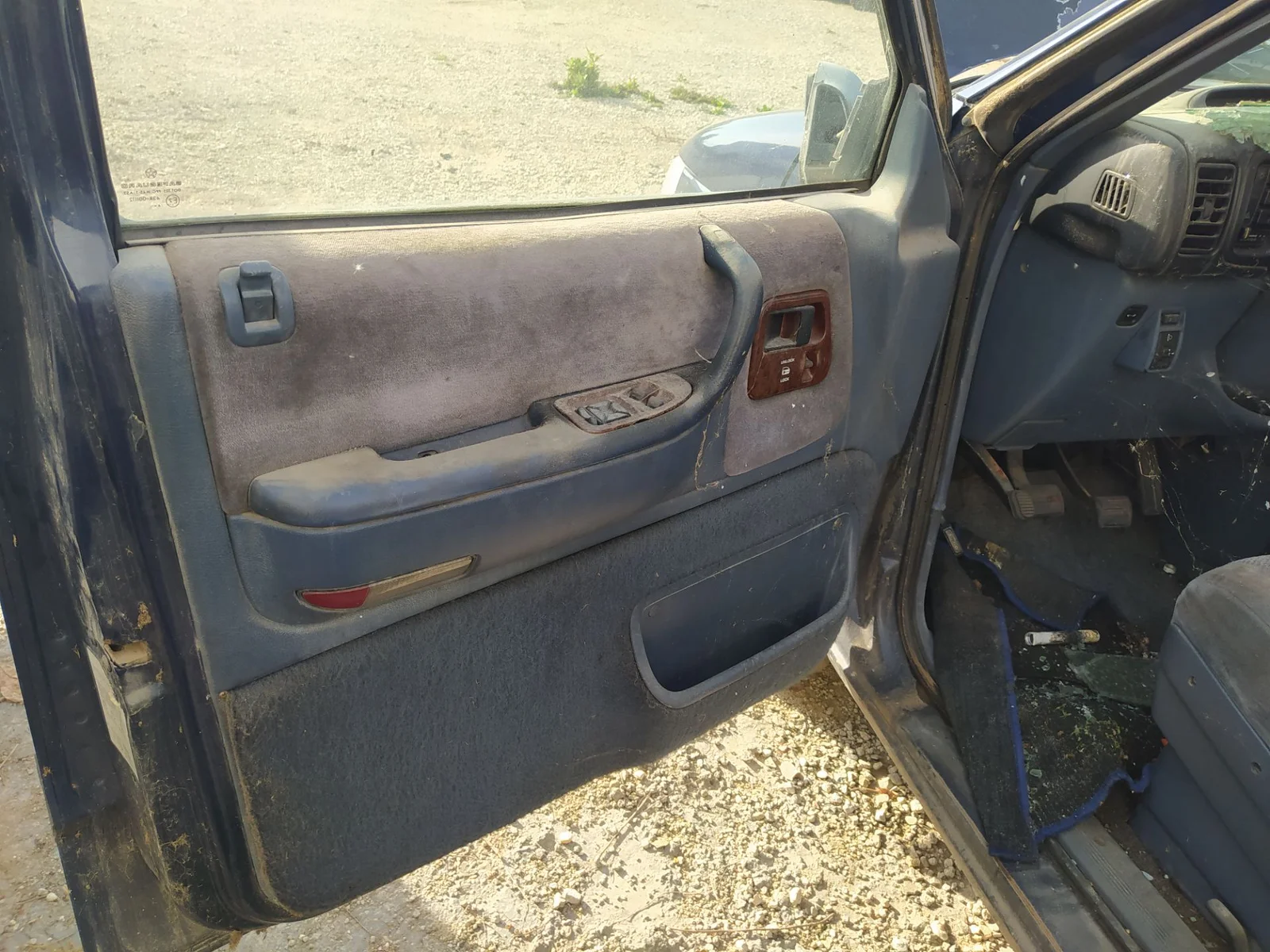Foto de GUARNECIDO PUERTA DELANTERA IZQUIERDA CHRYSLER VOYAGER GS 2.5 Turbodiesel (116 CV / 85 KW)