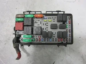 Foto de CAJA RELES / FUSIBLES OPEL CORSA D 1.2 16V CAT (Z 12 XEP / LB4) (80 CV / 59 KW) referencia 13217392