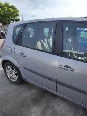 Foto de PUERTA TRASERA DERECHA RENAULT SCENIC II (JM) 1.9 dCi Diesel (120 CV / 88 KW) referencia 821005158R foto 2