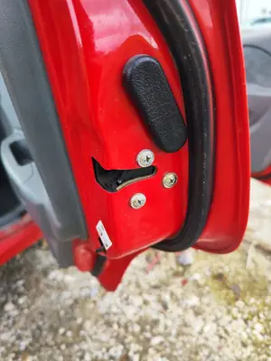 Foto de CERRADURA PUERTA TRASERA DERECHA CHEVROLET KALOS 1.2 CAT (72 CV / 53 KW)