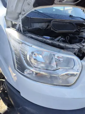 Foto de FARO DERECHO FORD TRANSIT CHASIS CABINA (TTG) 2.0 TDCi CAT (170 CV / 125 KW) foto 2