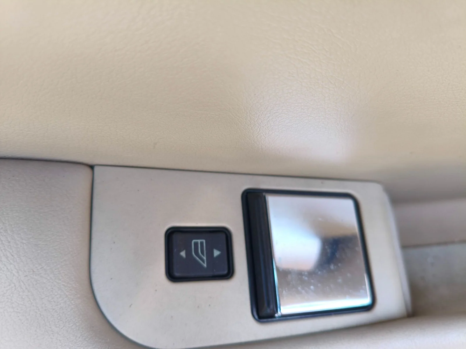 Foto de MANDO ELEVALUNAS TRASERO DERECHO JAGUAR XJ 3.2 CAT (211 CV / 155 KW)