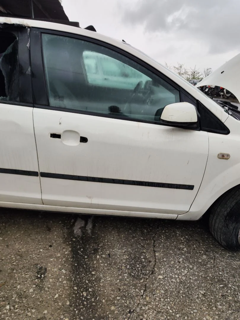 Foto de PUERTA DELANTERA DERECHA FORD FOCUS BERLINA (CAP) 1.6 TDCi CAT (90 CV / 66 KW)