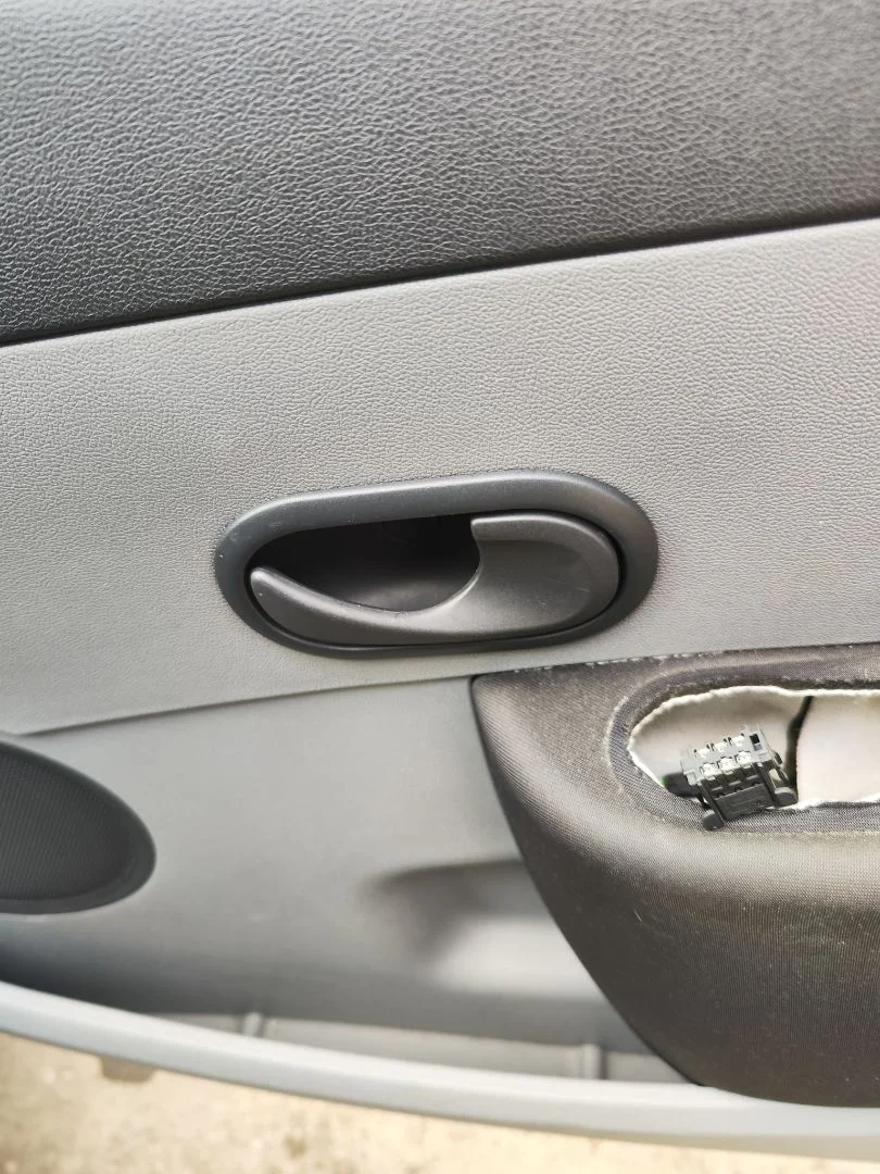 Foto de MANETA INTERIOR DELANTERA DERECHA RENAULT CLIO III 1.2 16V (75 CV / 55 KW)