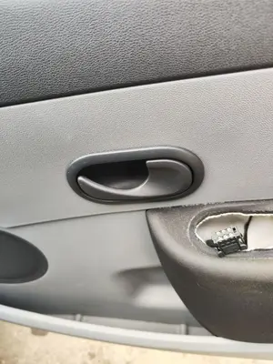 Foto de MANETA INTERIOR DELANTERA DERECHA RENAULT CLIO III 1.2 16V (75 CV / 55 KW)