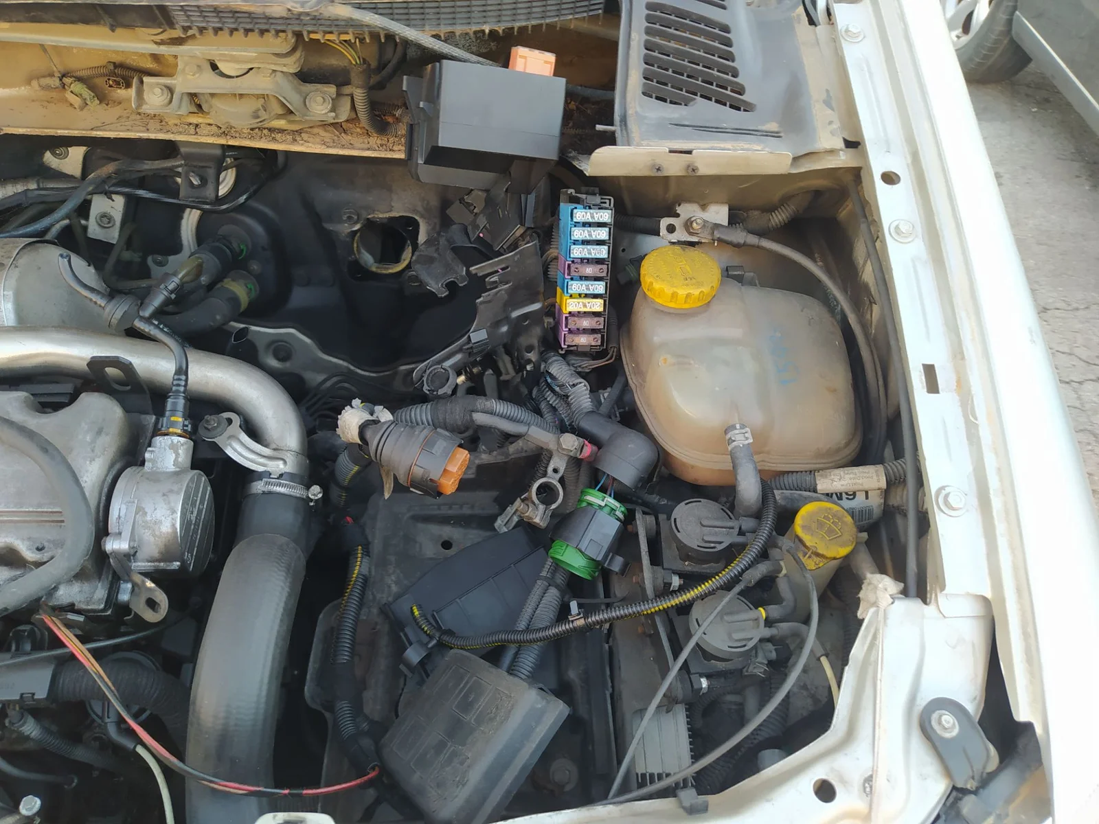 Foto de CAJA RELES / FUSIBLES OPEL ZAFIRA A 2.0 DTI (101 CV / 74 KW)