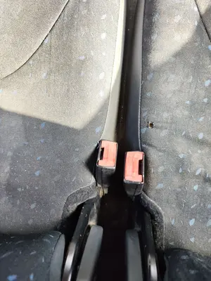 Foto de ENGANCHE CINTURON TRASERO DERECHO CITROEN C2 1.1  (60 CV / 44 KW)