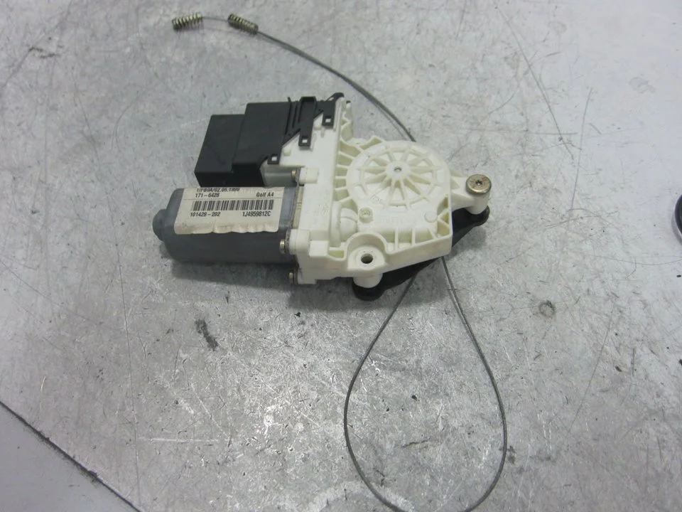 Foto de MOTOR ELEVALUNAS TRASERO DERECHO VOLKSWAGEN GOLF IV BERLINA (1J1)(10.1997) 1.6 (101 CV / 74 KW) referencia 1J4959812C