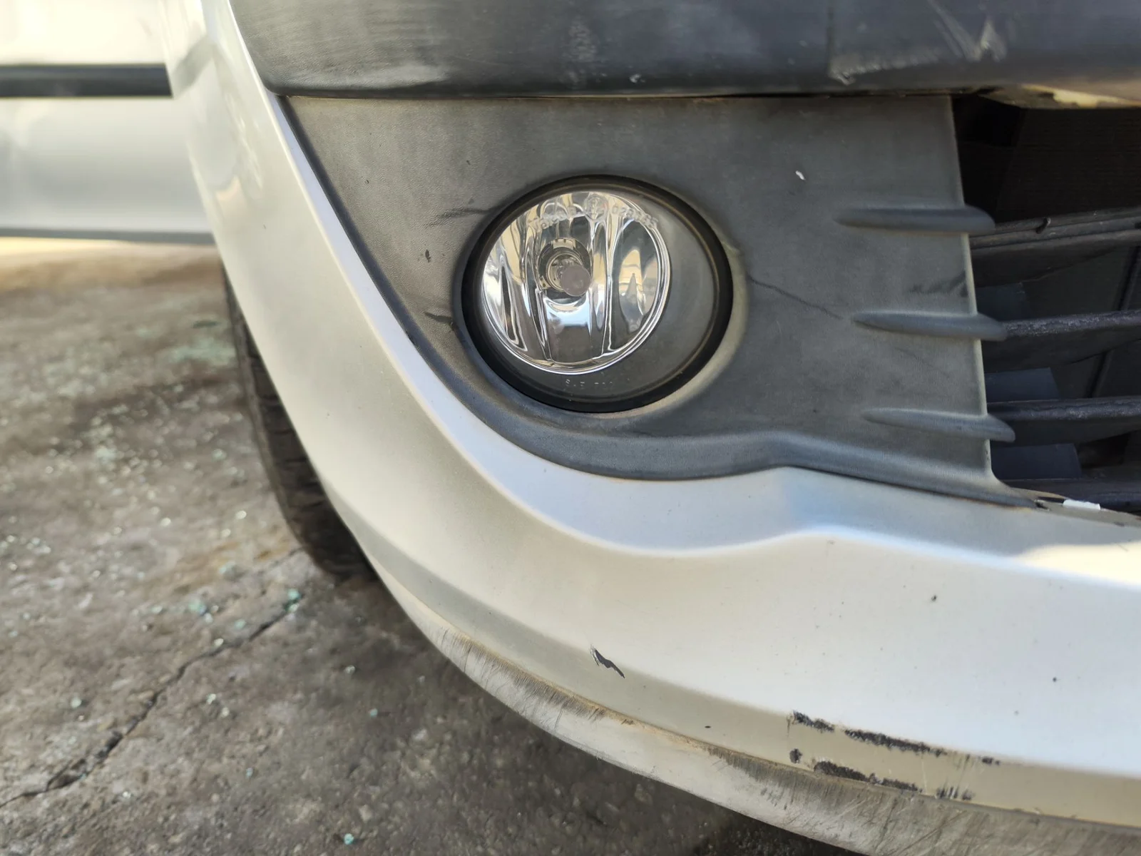 Foto de FARO ANTINIEBLA DERECHO RENAULT CLIO III 1.4 16V (98 CV / 72 KW)