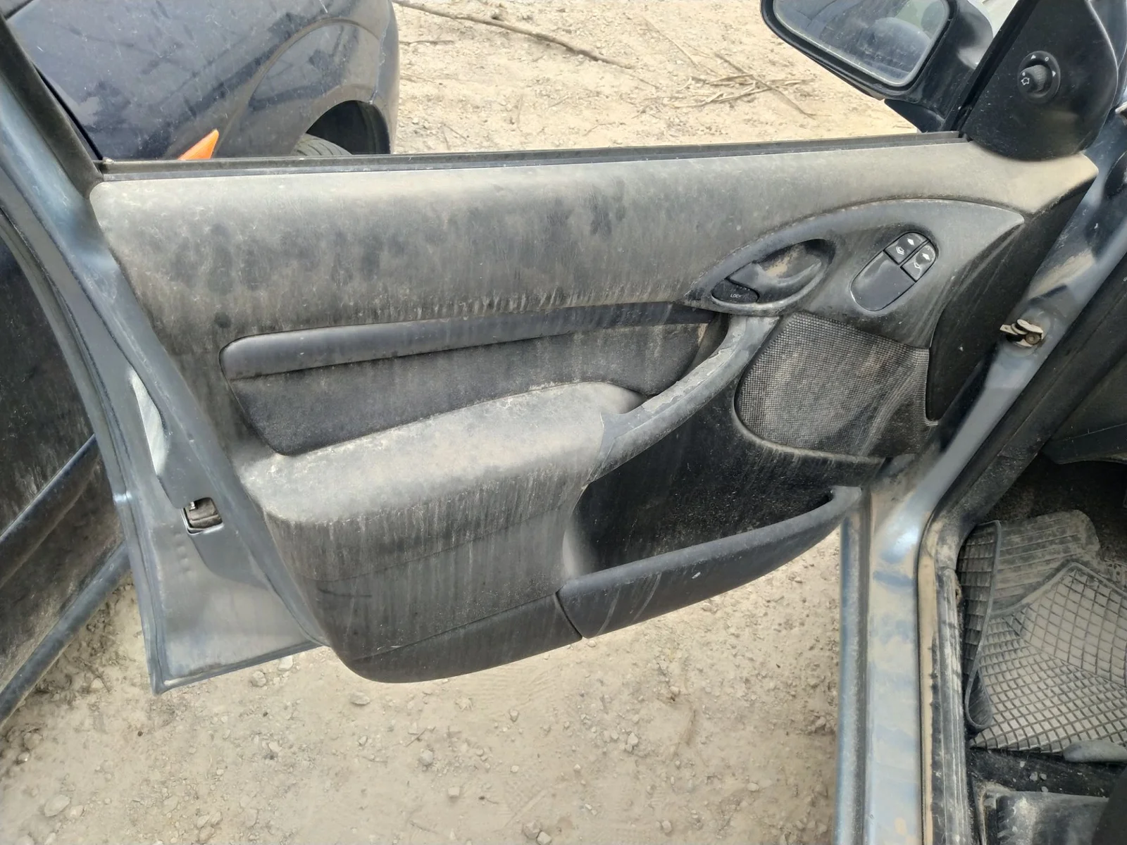 Foto de MANETA INTERIOR DELANTERA IZQUIERDA FORD FOCUS BERLINA (CAK) 1.8 TDDI Turbodiesel CAT (90 CV / 66 KW) referencia 1097635