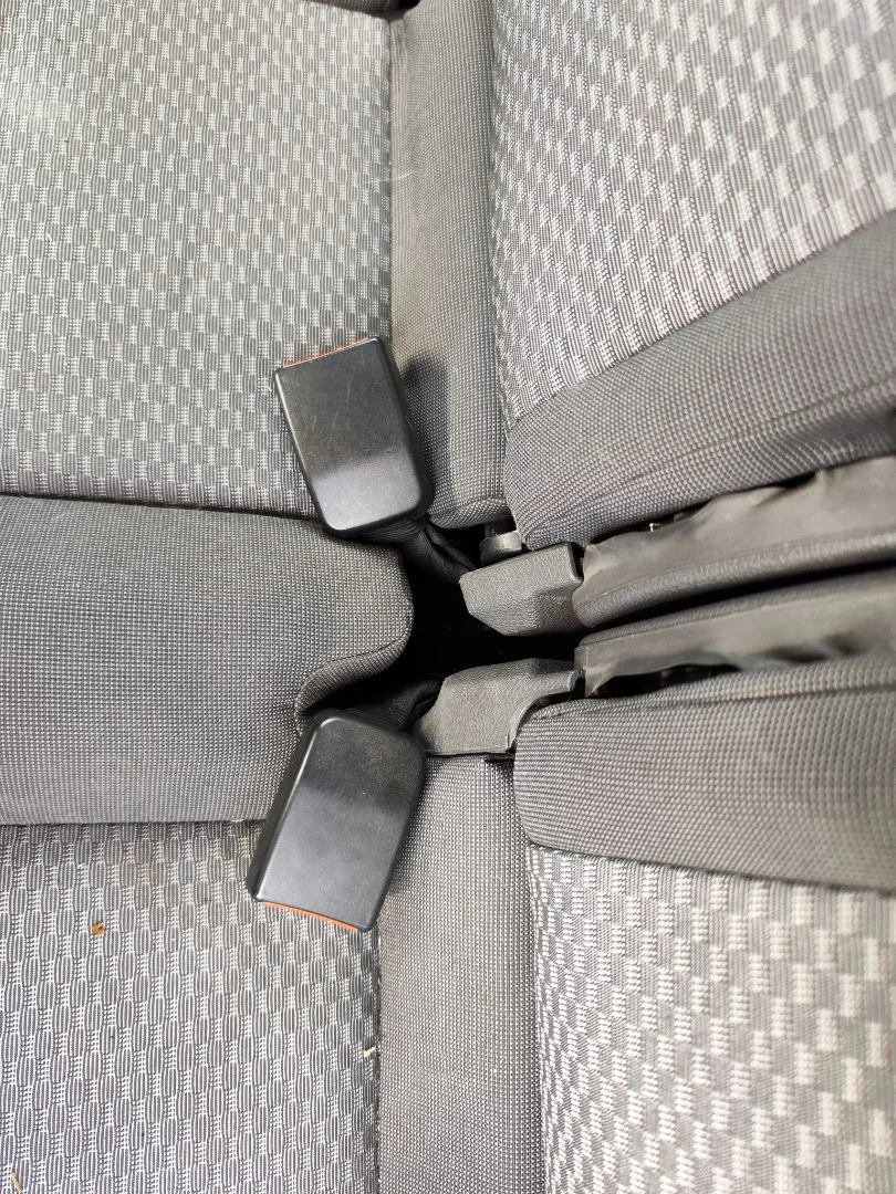 Foto de ENGANCHE CINTURON TRASERO CENTRAL FORD FOCUS C-MAX (CAP)(2003) 1.6 TDCi CAT (109 CV / 80 KW)