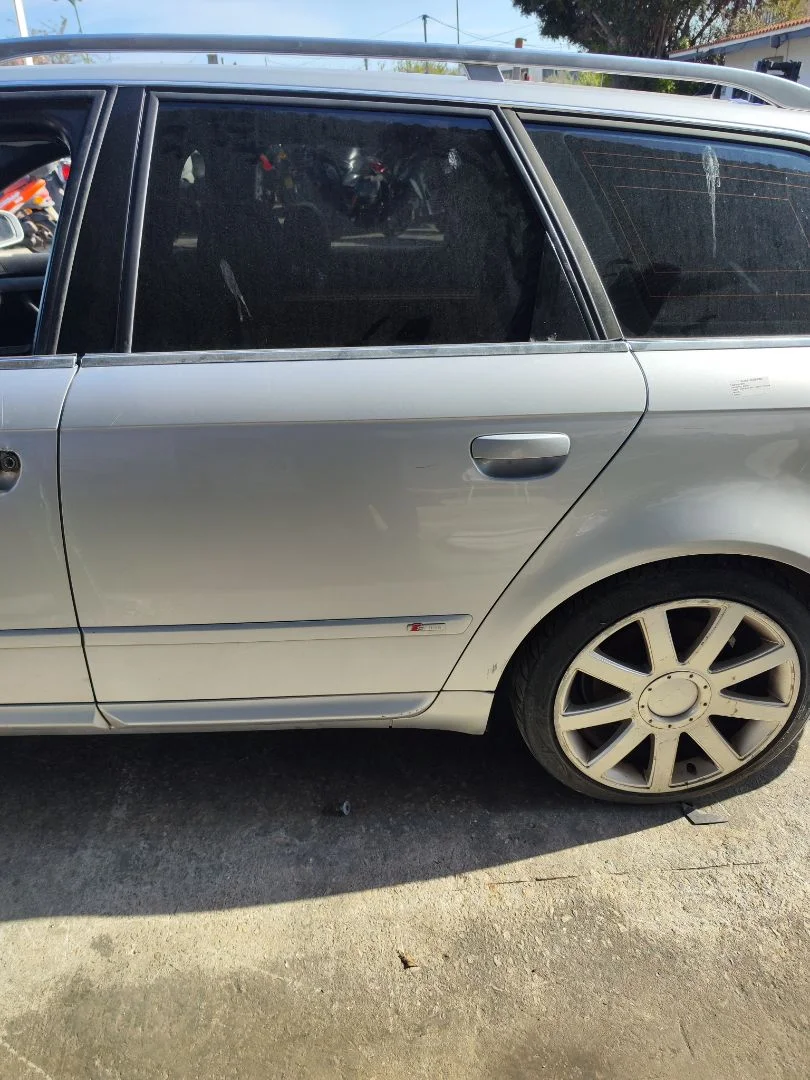 Foto de PUERTA TRASERA IZQUIERDA AUDI A4 AVANT (8E) 3.0 V6 24V TDI (233 CV / 171 KW) referencia 8E0833051J