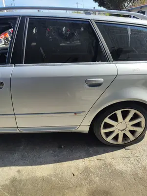 Foto de PUERTA TRASERA IZQUIERDA AUDI A4 AVANT (8E) 3.0 V6 24V TDI (233 CV / 171 KW) referencia 8E0833051J